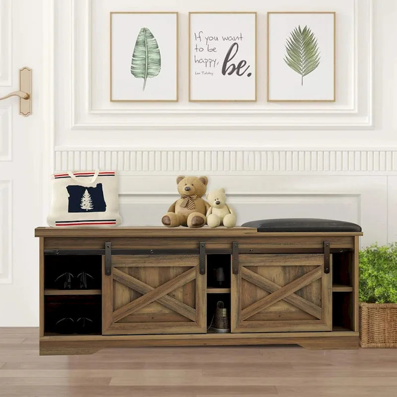 Banc de rangement pour chaussures avec portes coulissantes de style grange, siège rembourré, étagères réglables, blanc et gris