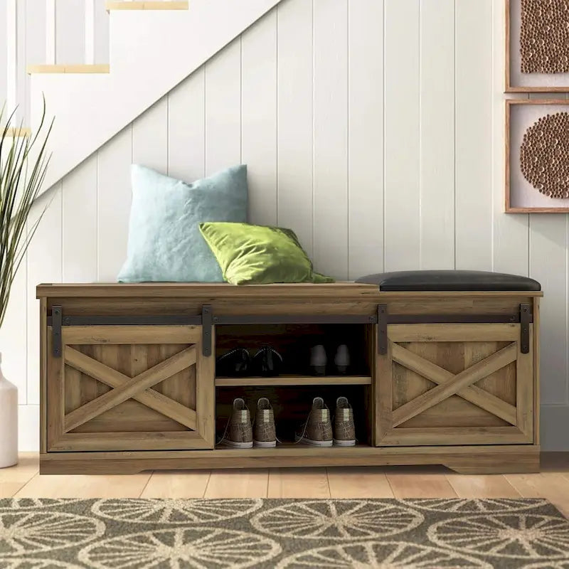 Banc de rangement pour chaussures avec portes coulissantes de style grange, siège rembourré, étagères réglables, blanc et gris