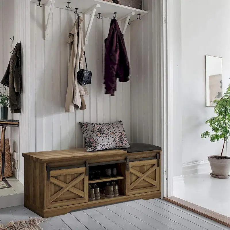 Banc de rangement pour chaussures avec portes coulissantes de style grange, siège rembourré, étagères réglables, blanc et gris