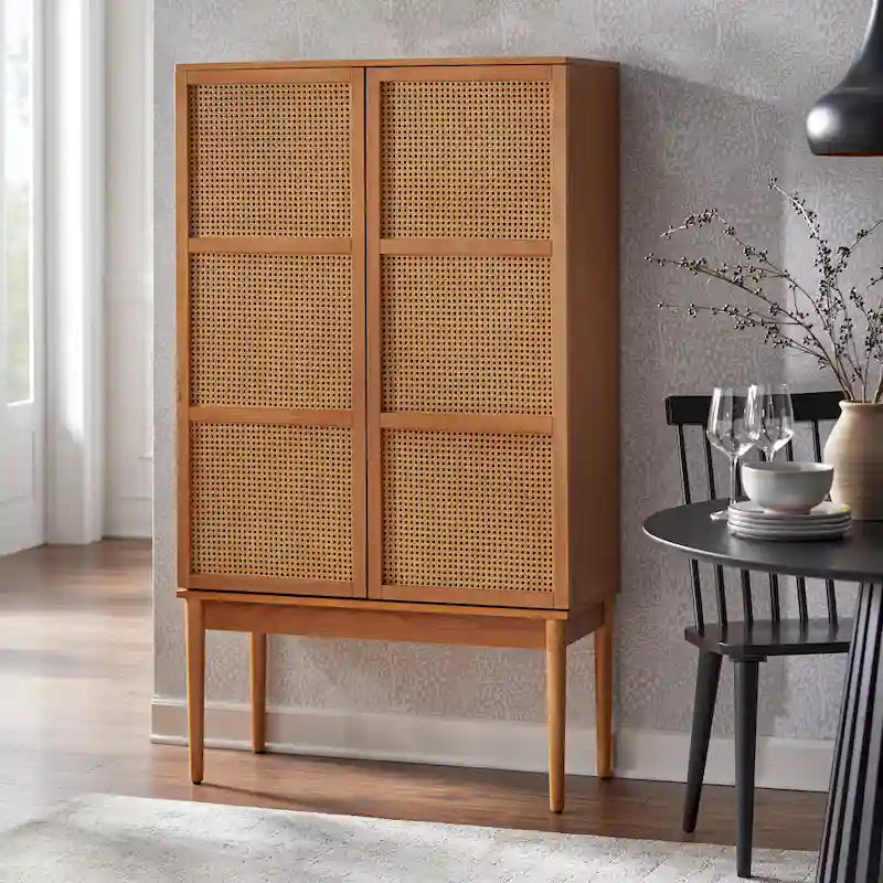Meuble de rangement à portes en cannage style milieu de siècle avec étagères réglables, finition naturelle
