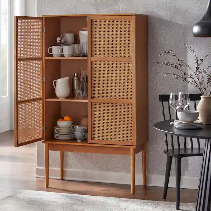 Meuble de rangement à portes en cannage style milieu de siècle avec étagères réglables, finition naturelle