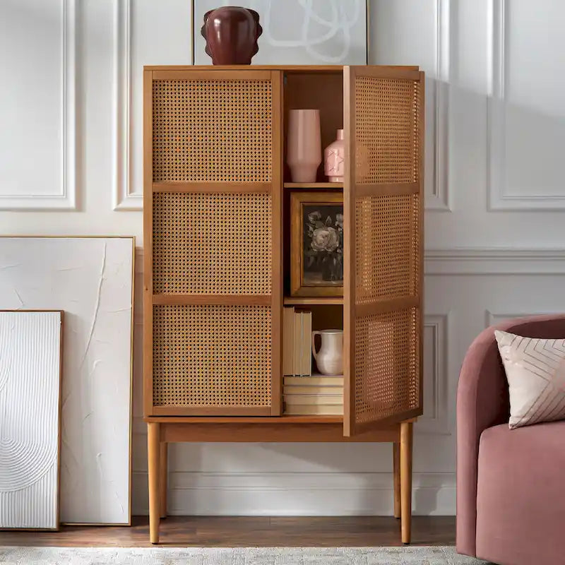 Meuble de rangement à portes en cannage style milieu de siècle avec étagères réglables, finition naturelle