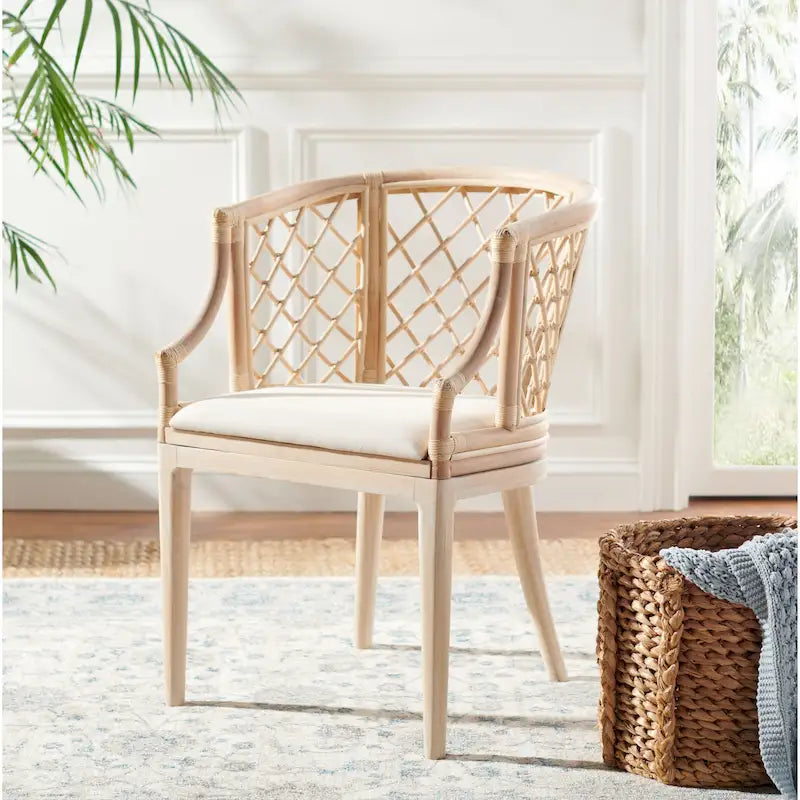 Fauteuil en rotin tressé avec coussin blanc, finition lavis naturel