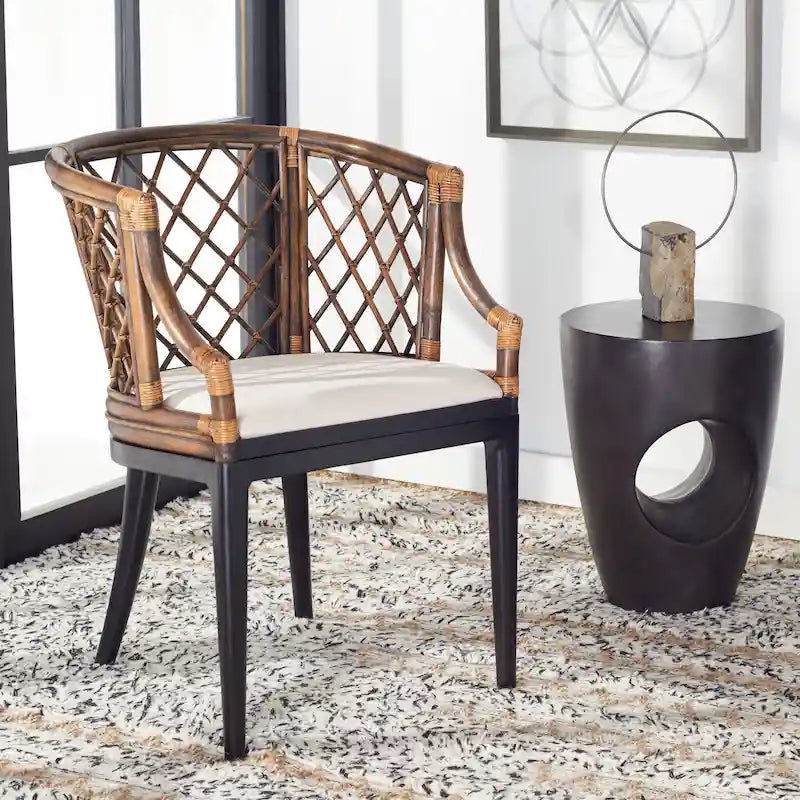Fauteuil en rotin tressé avec coussin blanc, finition lavis naturel