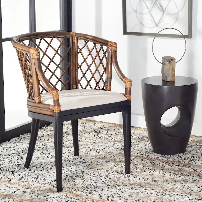 Fauteuil en rotin tressé avec coussin blanc, finition lavis naturel