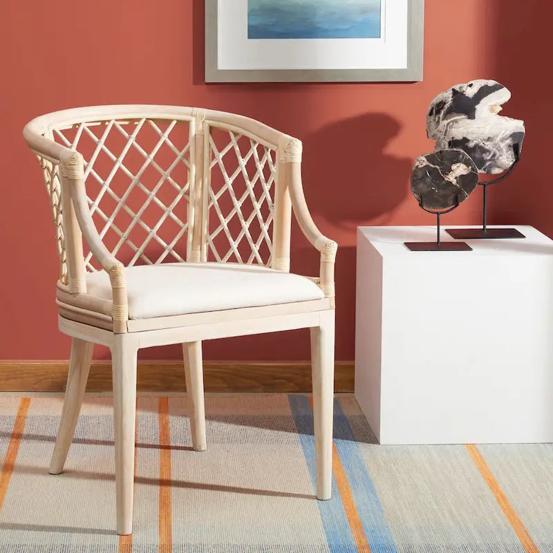 Fauteuil en rotin tressé avec coussin blanc, finition lavis naturel