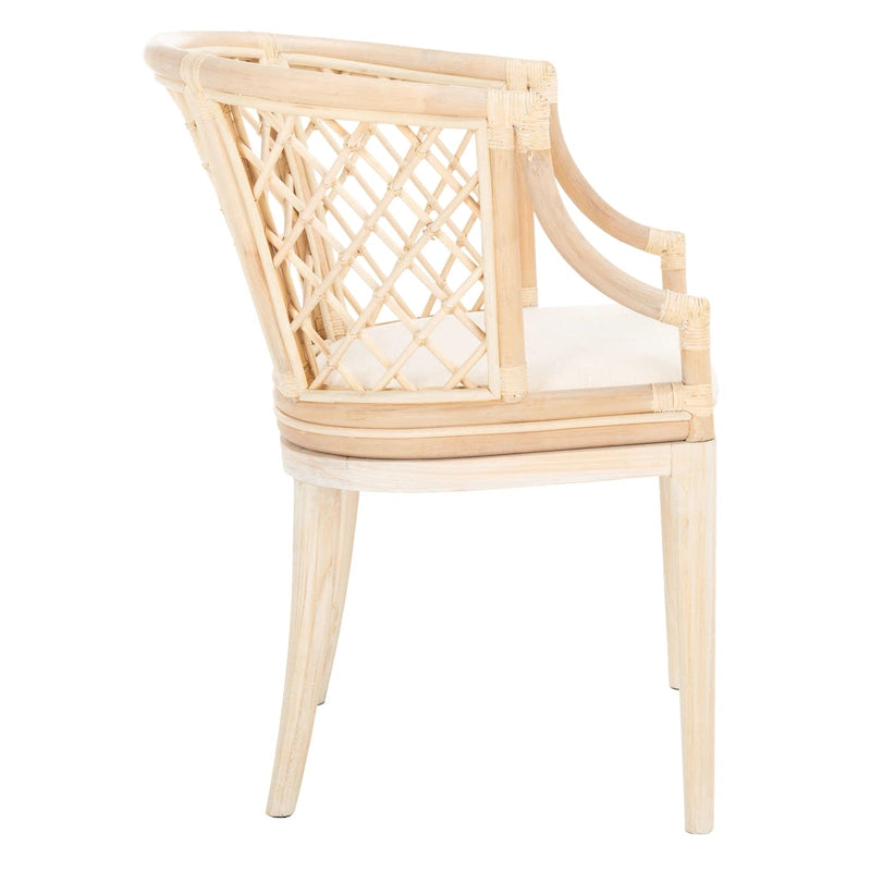 Fauteuil en rotin tressé avec coussin blanc, finition lavis naturel