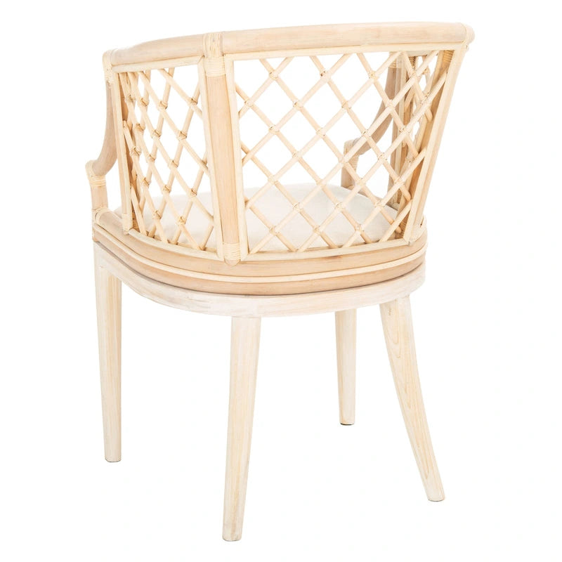 Fauteuil en rotin tressé avec coussin blanc, finition lavis naturel