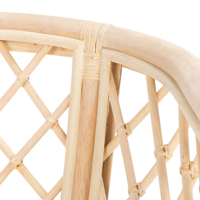 Fauteuil en rotin tressé avec coussin blanc, finition lavis naturel