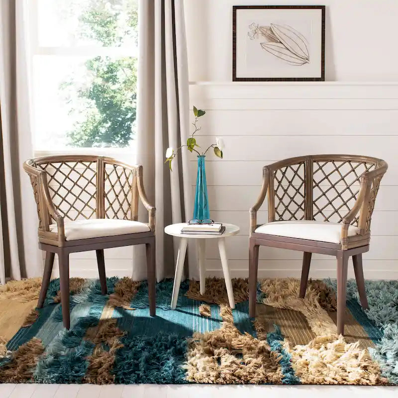 Fauteuil en rotin tressé avec coussin blanc, finition lavis naturel