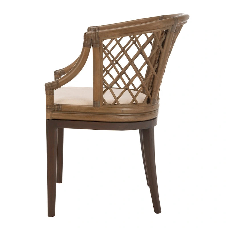 Fauteuil en rotin tressé avec coussin blanc, finition lavis naturel