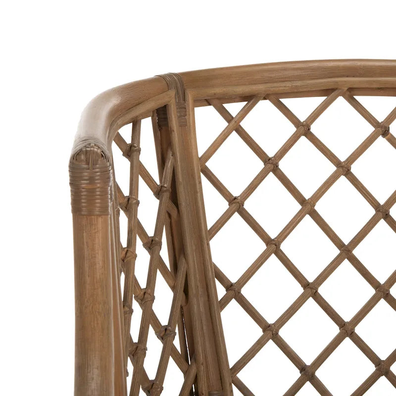 Fauteuil en rotin tressé avec coussin blanc, finition lavis naturel