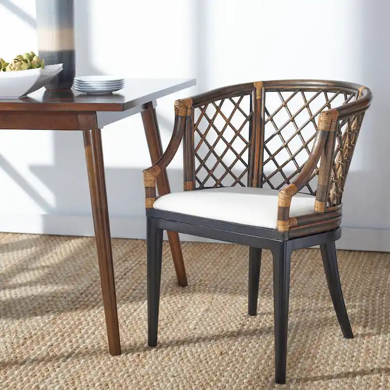 Fauteuil en rotin tressé avec coussin blanc, finition lavis naturel