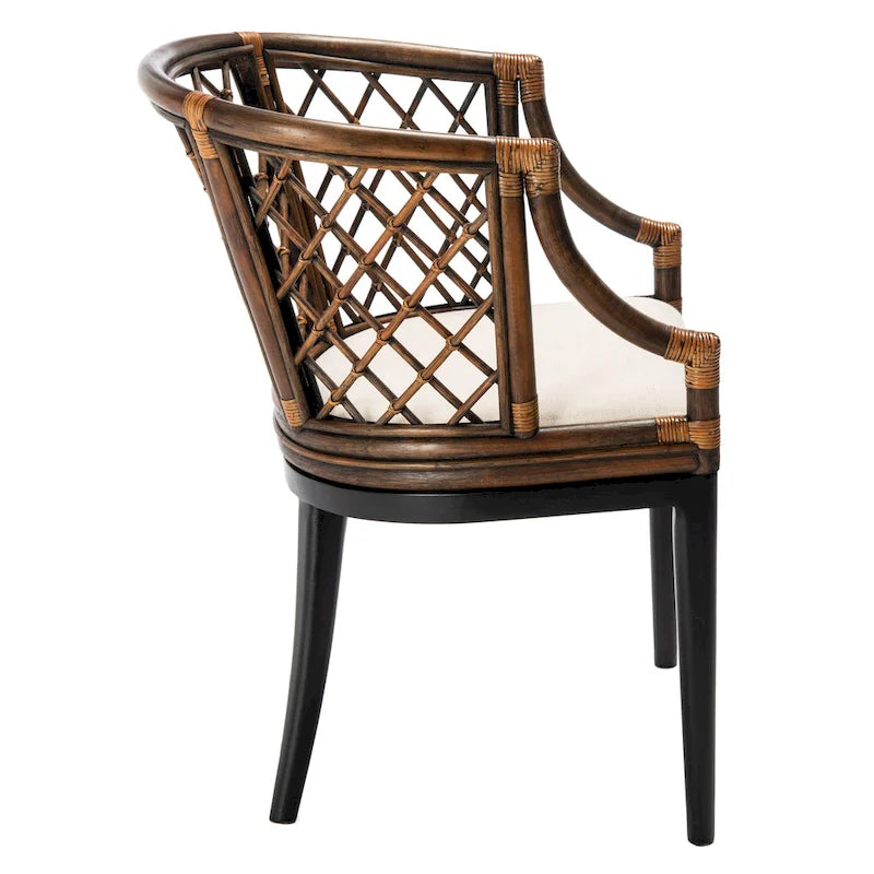 Fauteuil en rotin tressé avec coussin blanc, finition lavis naturel
