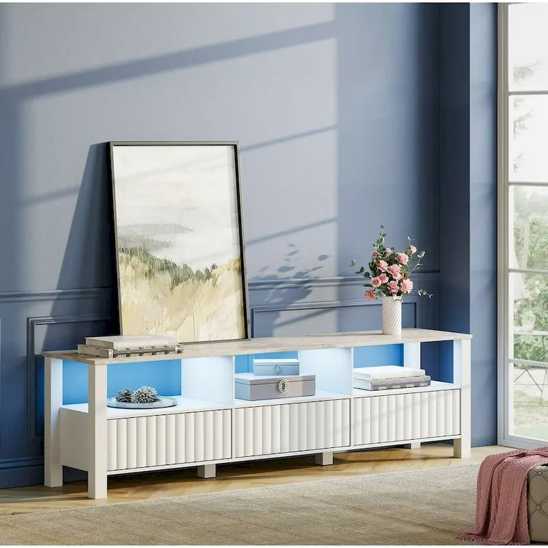 Meuble TV blanc cannelé en bois avec plateau à motif de pierre et lumière LED RGB