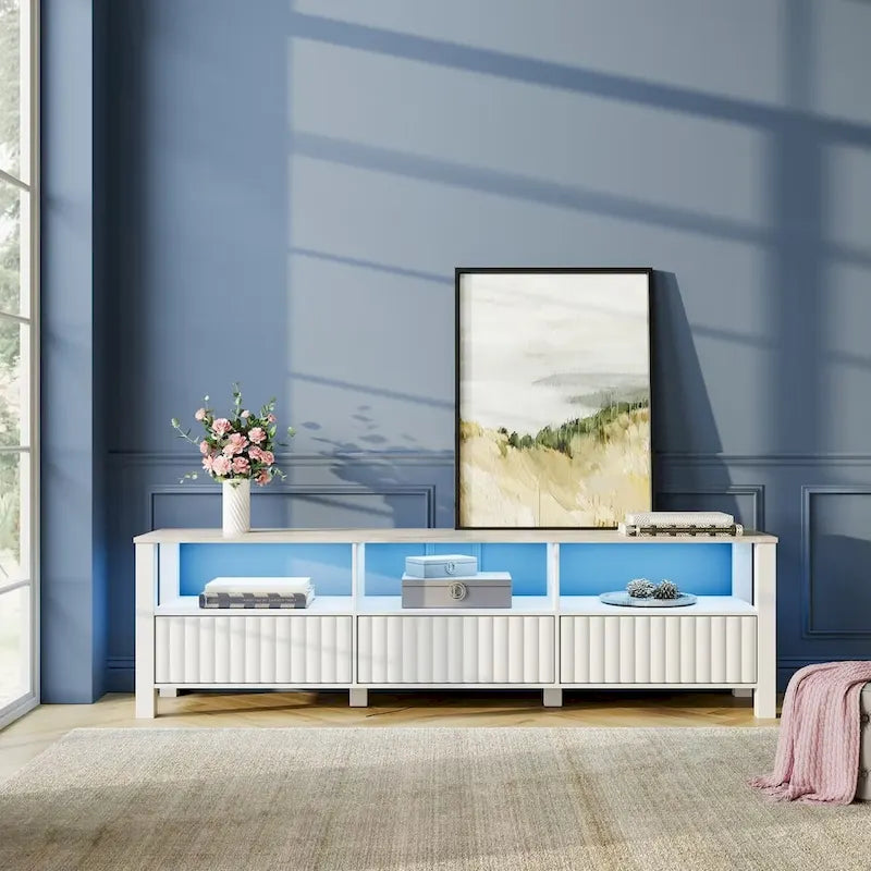 Meuble TV blanc cannelé en bois avec plateau à motif de pierre et lumière LED RGB