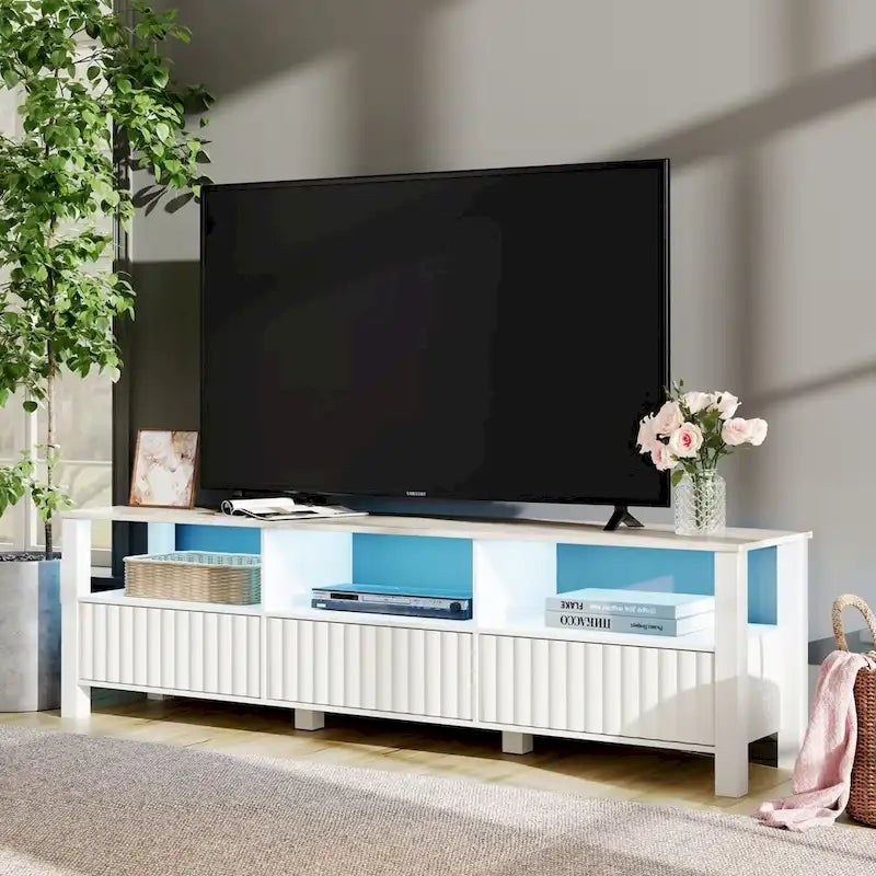 Meuble TV blanc cannelé en bois avec plateau à motif de pierre et lumière LED RGB