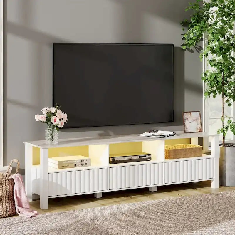 Meuble TV blanc cannelé en bois avec plateau à motif de pierre et lumière LED RGB