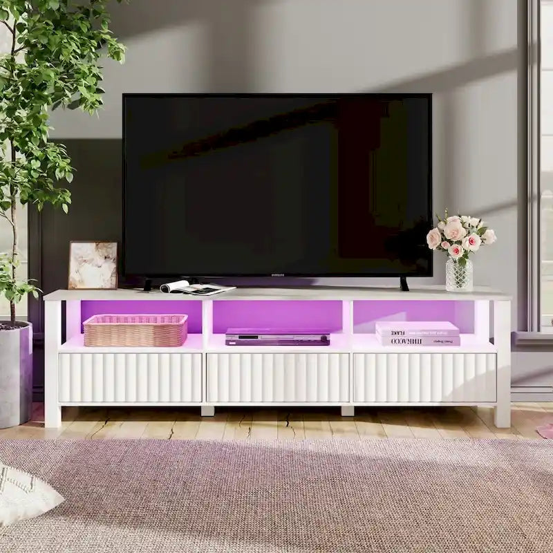 Meuble TV blanc cannelé en bois avec plateau à motif de pierre et lumière LED RGB