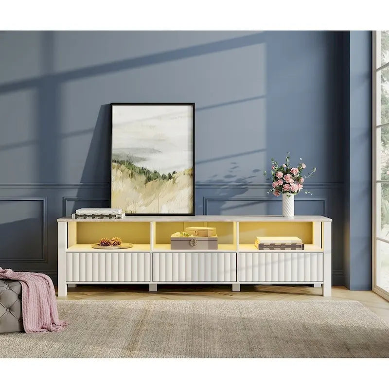 Meuble TV blanc cannelé en bois avec plateau à motif de pierre et lumière LED RGB