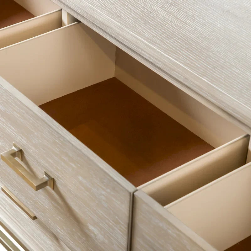 Commode en chêne clair avec pieds en métal doré et tiroirs en cèdre