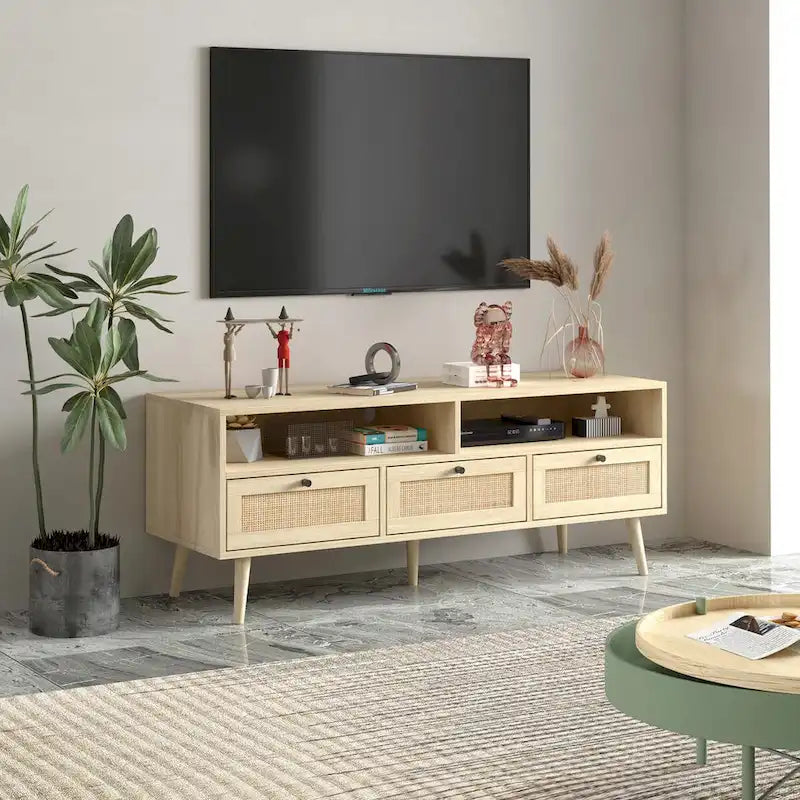 Meuble TV en chêne naturel avec rotin, trois tiroirs, étagères ouvertes et pieds en bois