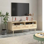 Meuble TV en chêne naturel avec rotin, trois tiroirs, étagères ouvertes et pieds en bois