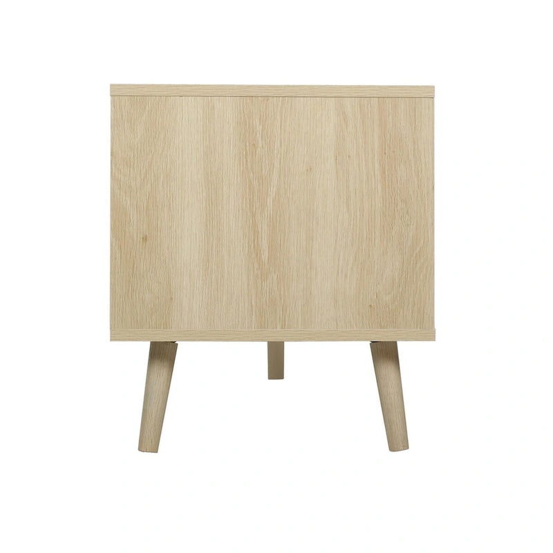 Meuble TV en chêne naturel avec rotin, trois tiroirs, étagères ouvertes et pieds en bois