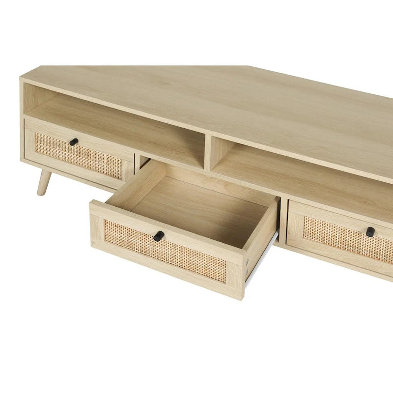 Meuble TV en chêne naturel avec rotin, trois tiroirs, étagères ouvertes et pieds en bois
