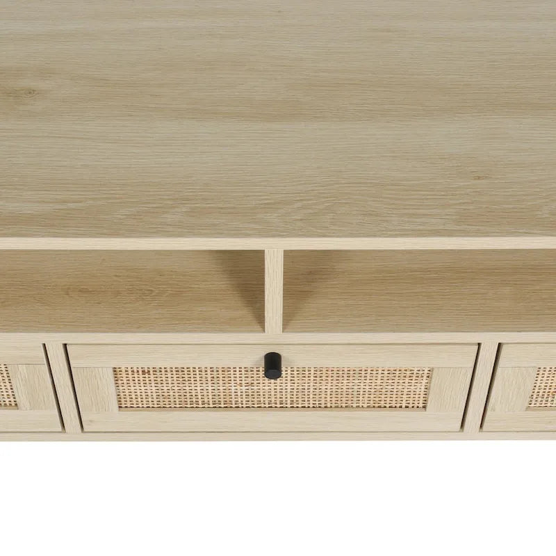 Meuble TV en chêne naturel avec rotin, trois tiroirs, étagères ouvertes et pieds en bois