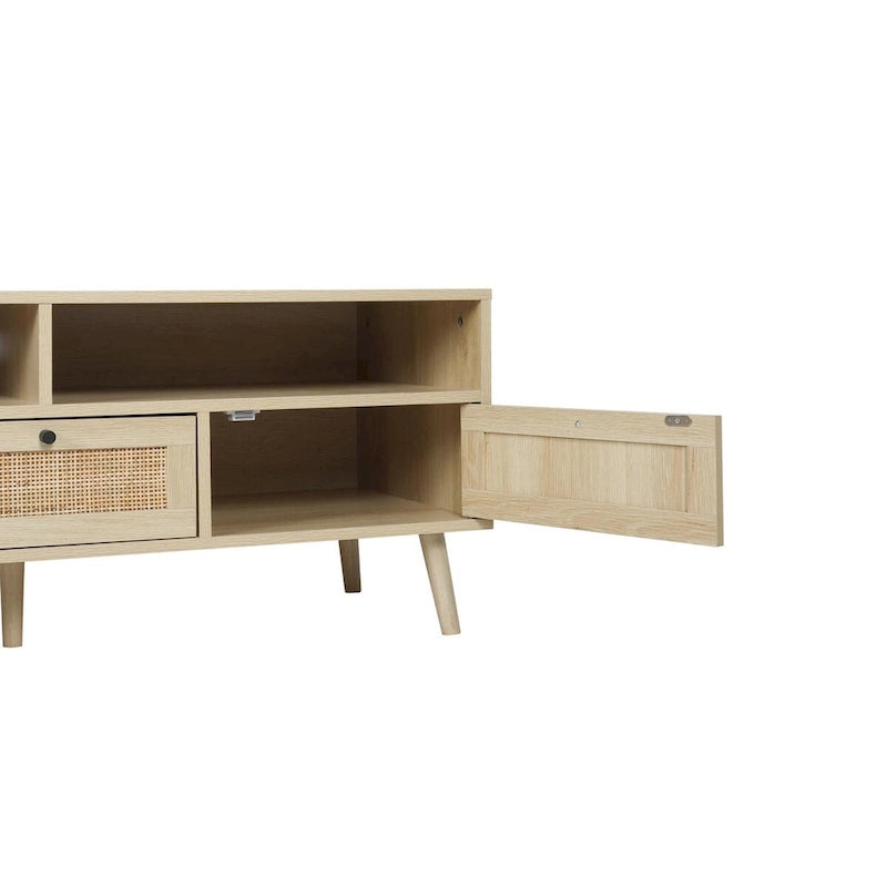Meuble TV en chêne naturel avec rotin, trois tiroirs, étagères ouvertes et pieds en bois