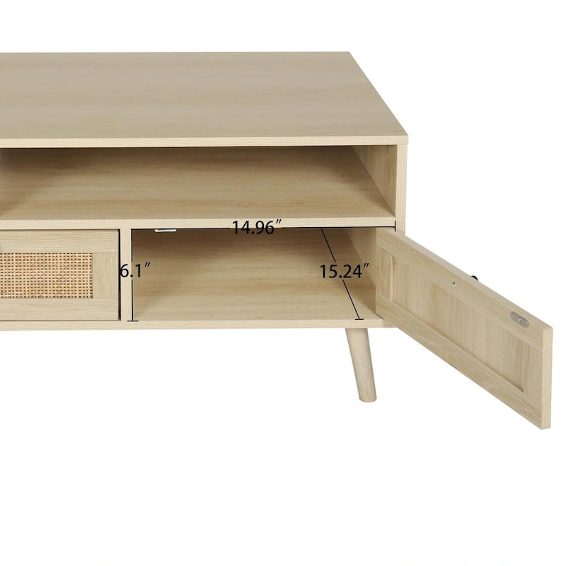 Meuble TV en chêne naturel avec rotin, trois tiroirs, étagères ouvertes et pieds en bois